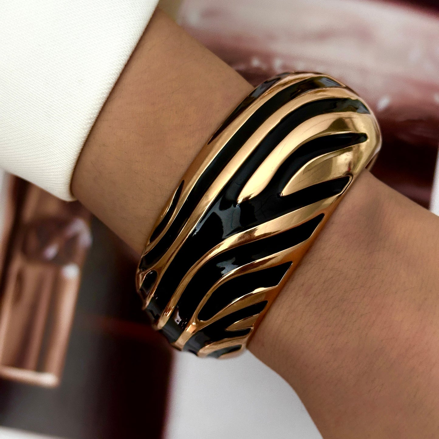 2PCS Black & Gold Enamel Statement Bracelet Set – Leaf Wrap Cuff & Zebra Stripe Bangle