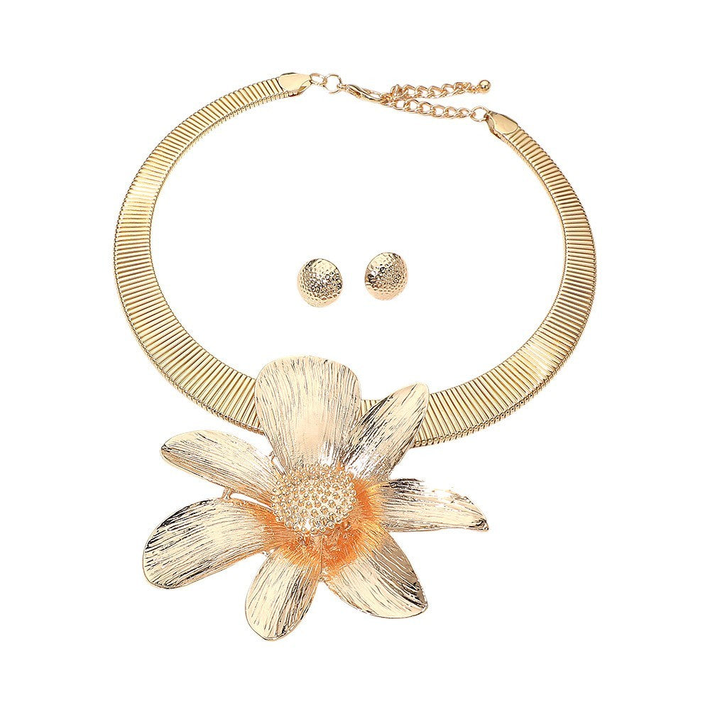 2pcs Gold Tone Statement Big Flower Collar Necklace & Textured Stud Earring Set