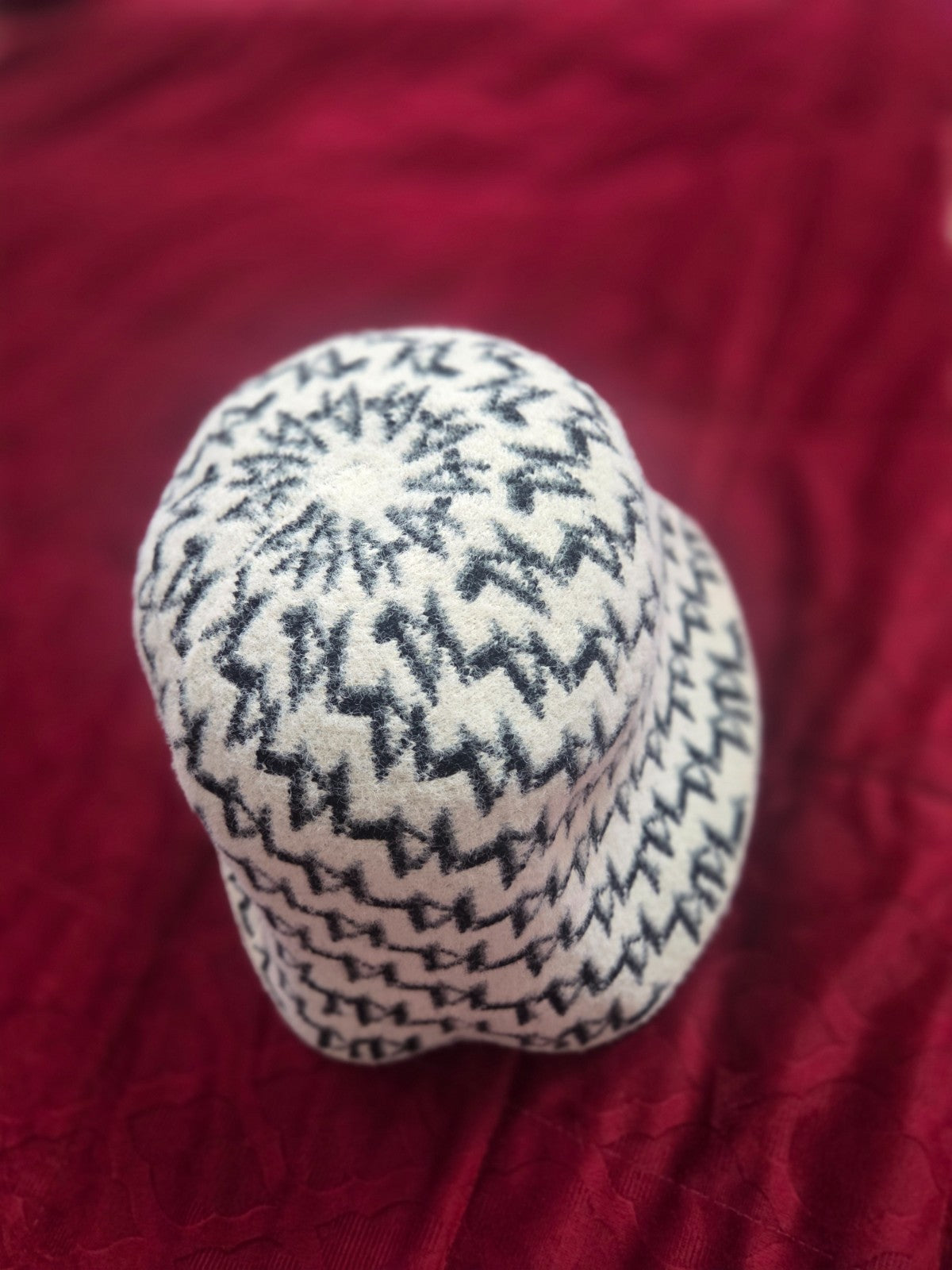 Zig Zag Knit Bucket Hat Women’s Retro Winter Cloche Stasia Style Cream & Black