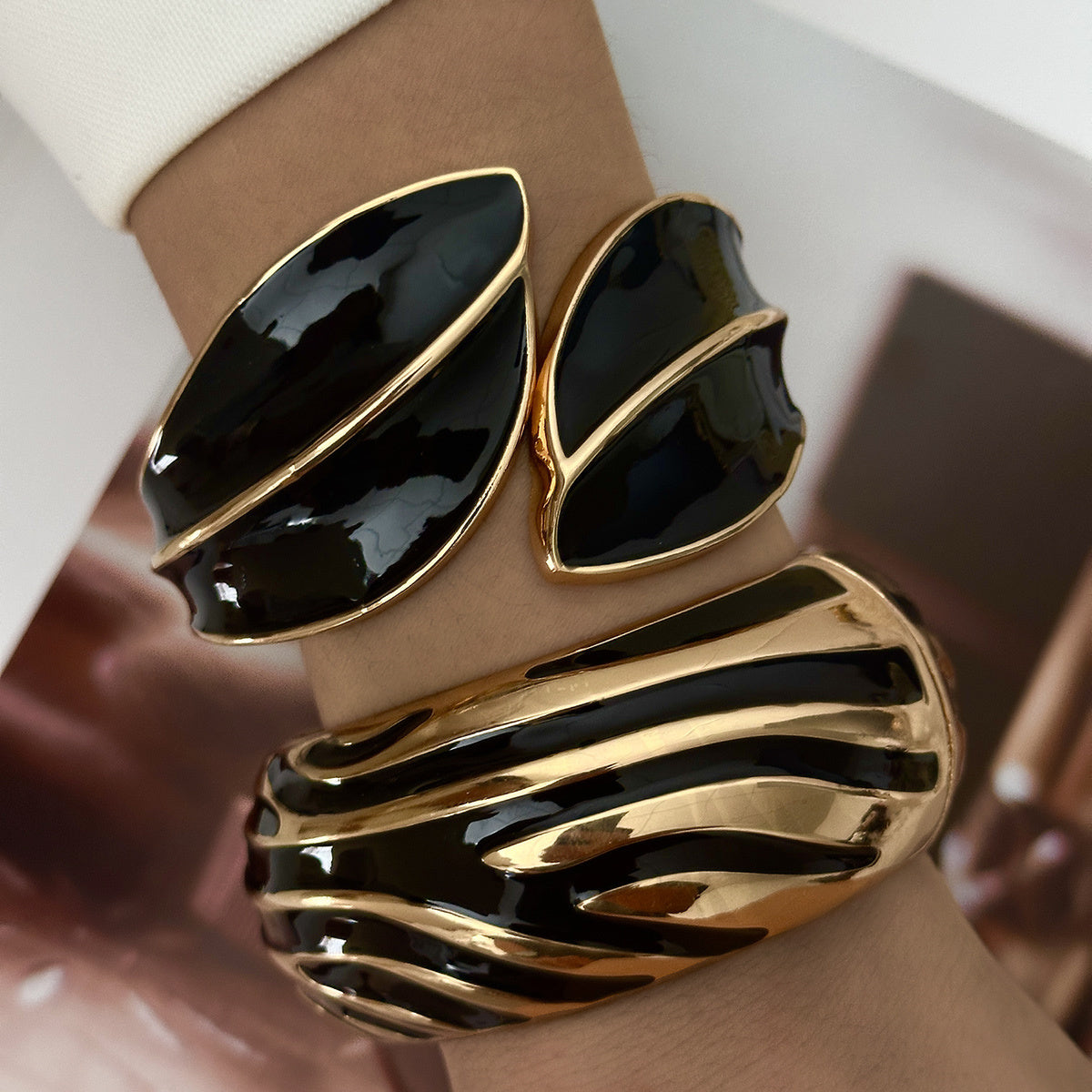 2PCS Black & Gold Enamel Statement Bracelet Set – Leaf Wrap Cuff & Zebra Stripe Bangle