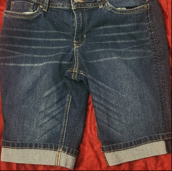 Trendy Knee-Length Denim Shorts for Women Bermuda Pants for Vacation Size Medium