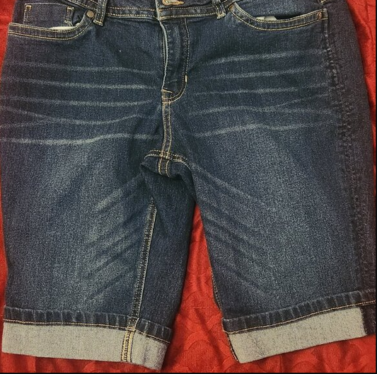 Trendy Knee-Length Denim Shorts for Women Bermuda Pants for Vacation Size Medium