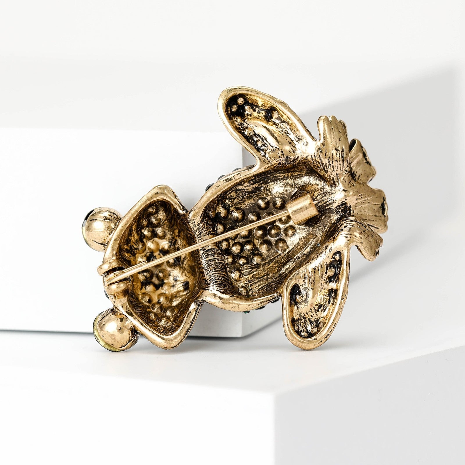 Sparkling Green Rhinestone Frog Brooch Gold Tone Animal Figural Pin