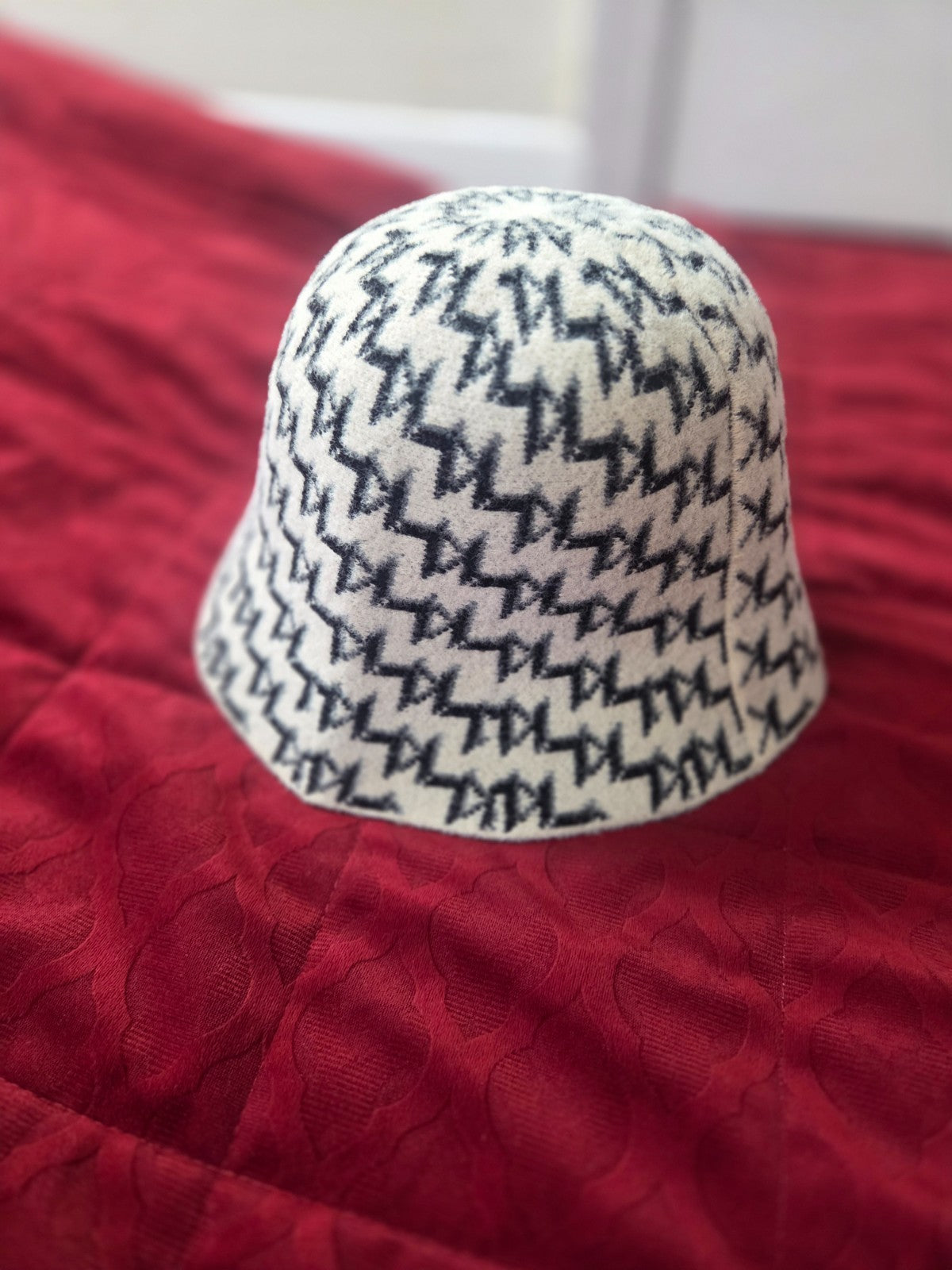 Zig Zag Knit Bucket Hat Women’s Retro Winter Cloche Stasia Style Cream & Black