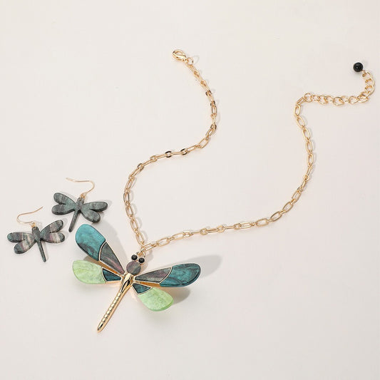 Glittered Resin Dragonfly Pendant Necklace Women’s Nature-Inspired Fashion Jewel