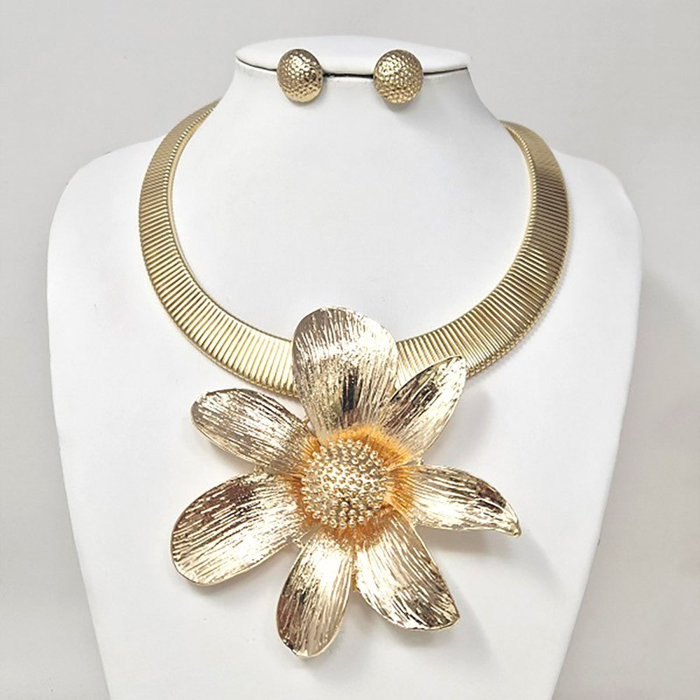 2pcs Gold Tone Statement Big Flower Collar Necklace & Textured Stud Earring Set
