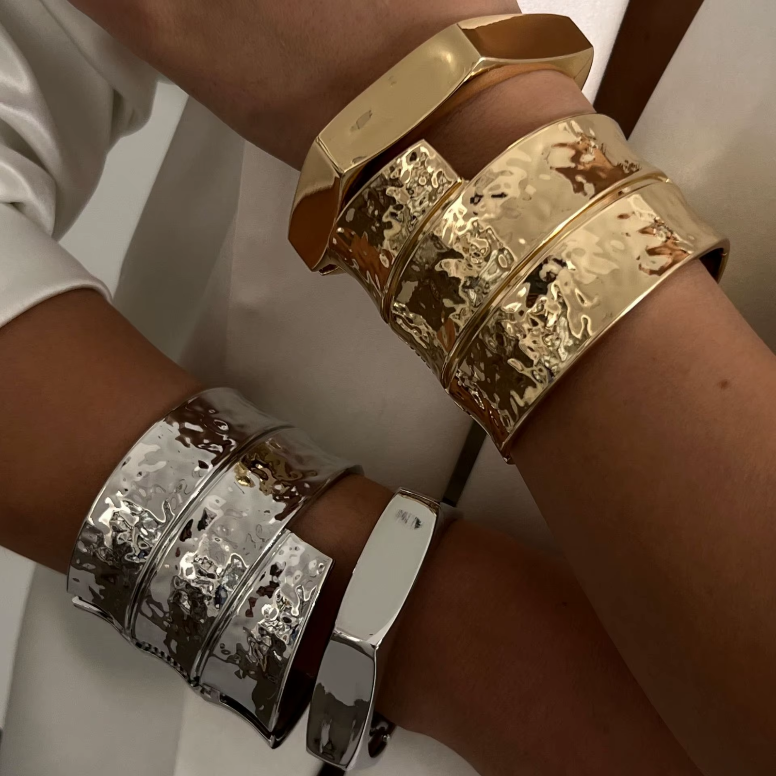 2pcs Wide Hammered Hinged Bangle Bracelet Set Gold Silver Tone Statement