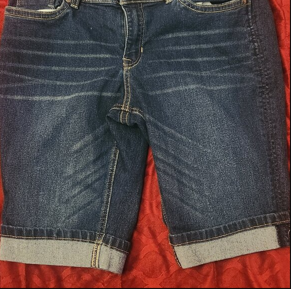 Trendy Knee-Length Denim Shorts for Women Bermuda Pants for Vacation Size Medium