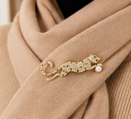 Crystal Leopard Brooch Pin for Women Rhinestone Animal Lapel Pin Faux Pearl Jacket Scarf Hat Accessory