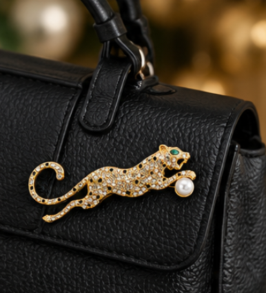 Crystal Leopard Brooch Pin for Women Rhinestone Animal Lapel Pin Faux Pearl Jacket Scarf Hat Accessory