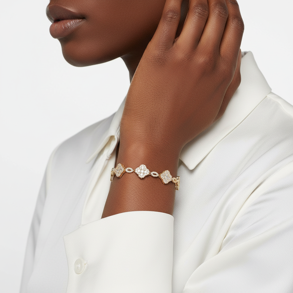 Clover Bracelet – Front Lifestyle