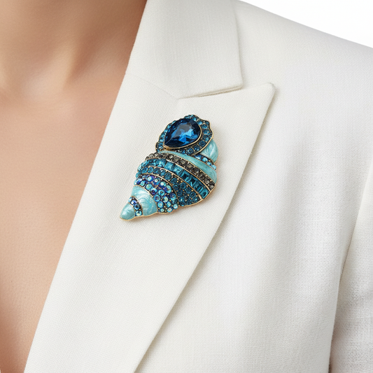 Front lifestyle – white blazer lapel
