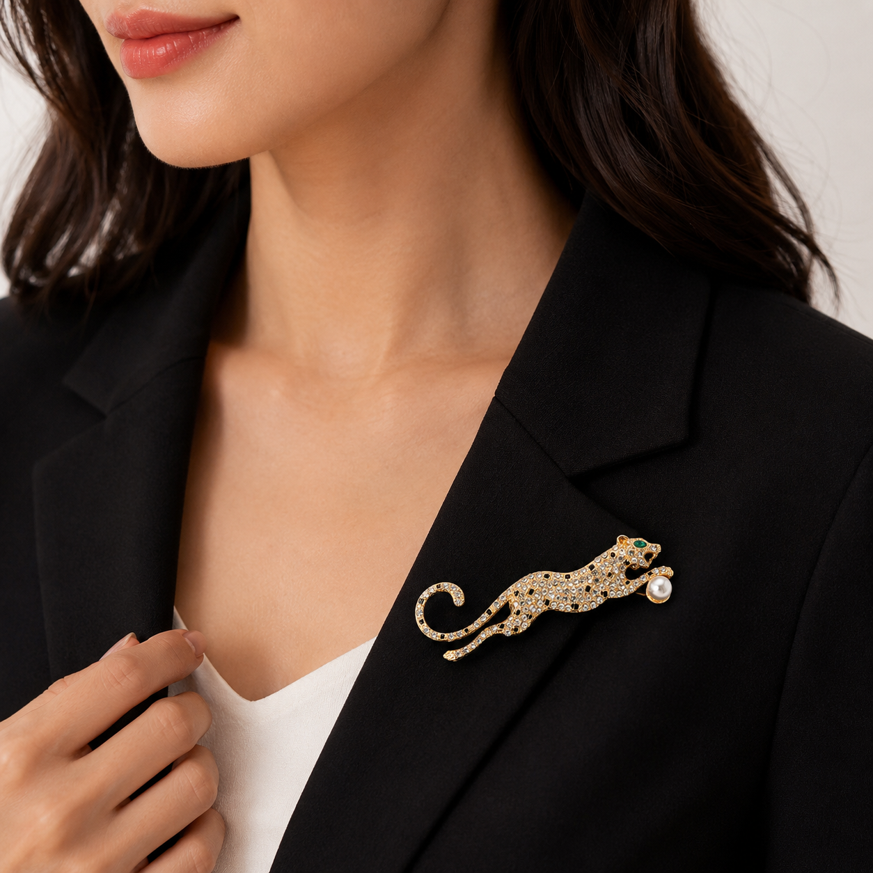 Crystal Leopard Brooch Pin for Women Rhinestone Animal Lapel Pin Faux Pearl Jacket Scarf Hat Accessory